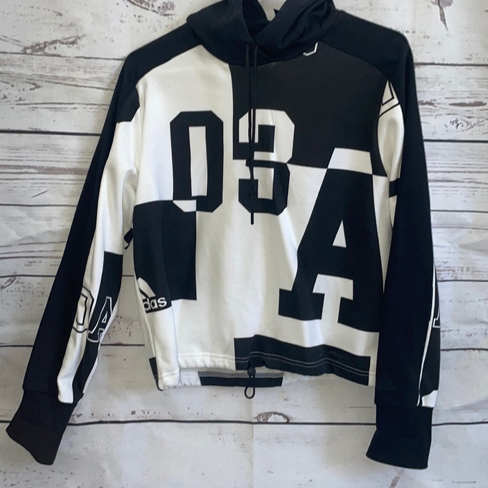 New Adidas sweater Women’s Medium